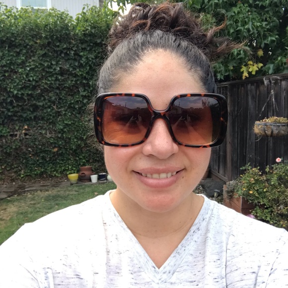 Meet your Posher, Cynthia - Picture 1 of 1